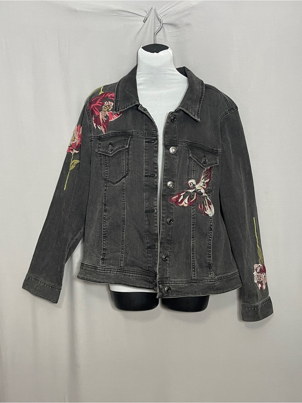 Kensie Jeans Women 2X Black Denim Jacket Floral Bird Embroidered Trucker Boho